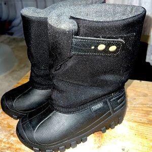 Size 11 boys black snow boot by Tundra. In near perfect unworn condition.